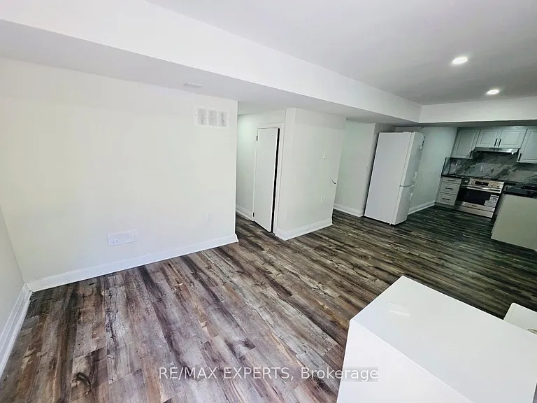 3400 Erin Centre Blvd #BASEMENT — Photo 3