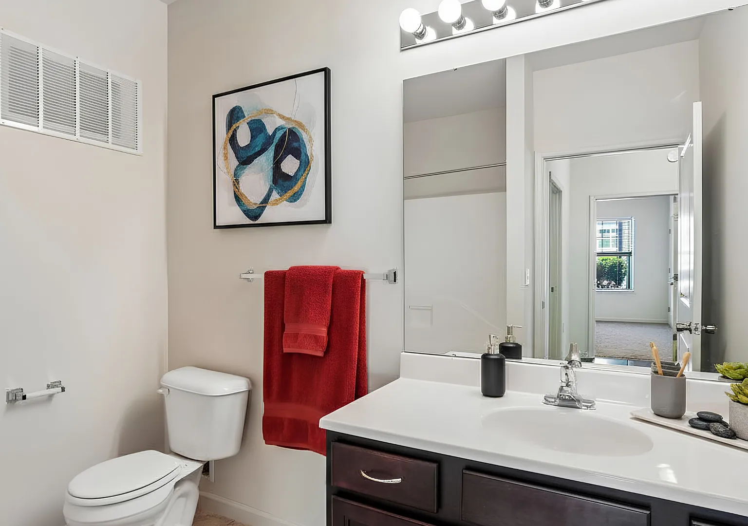 Holly Tree Apartments — Photo 4