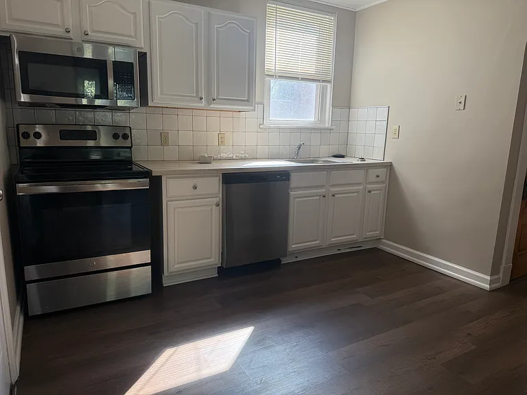 1009 Delta Ave — Photo 13