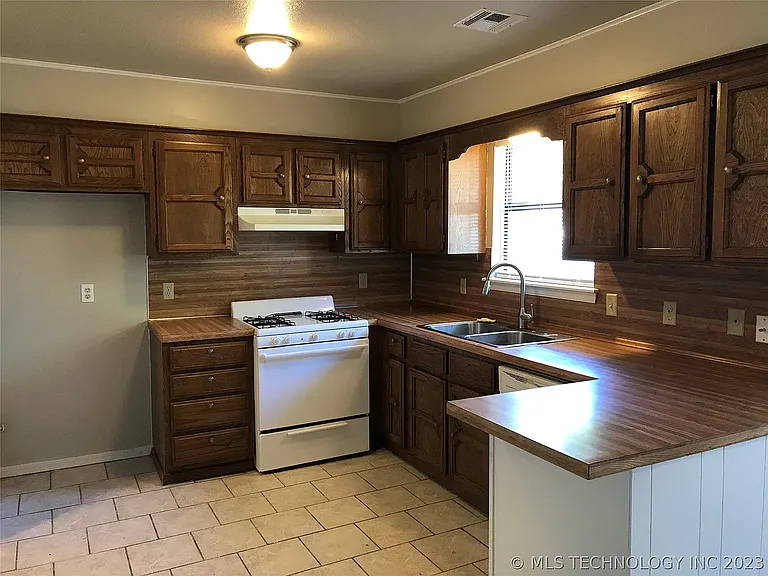 3113 S Poplar Ave — Photo 6