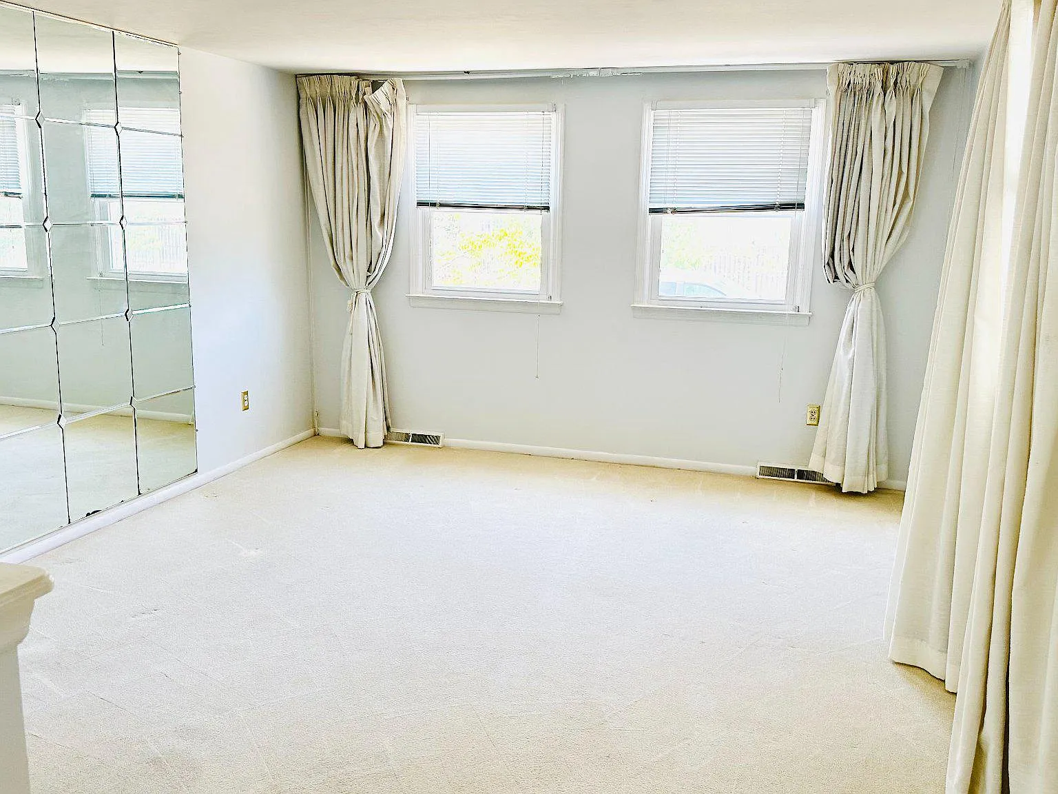 3 bed, 1.5 bath, 1580 sqft, $3,200 — Photo 3