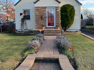 6 Everitt St, Valley Stream, NY 11580