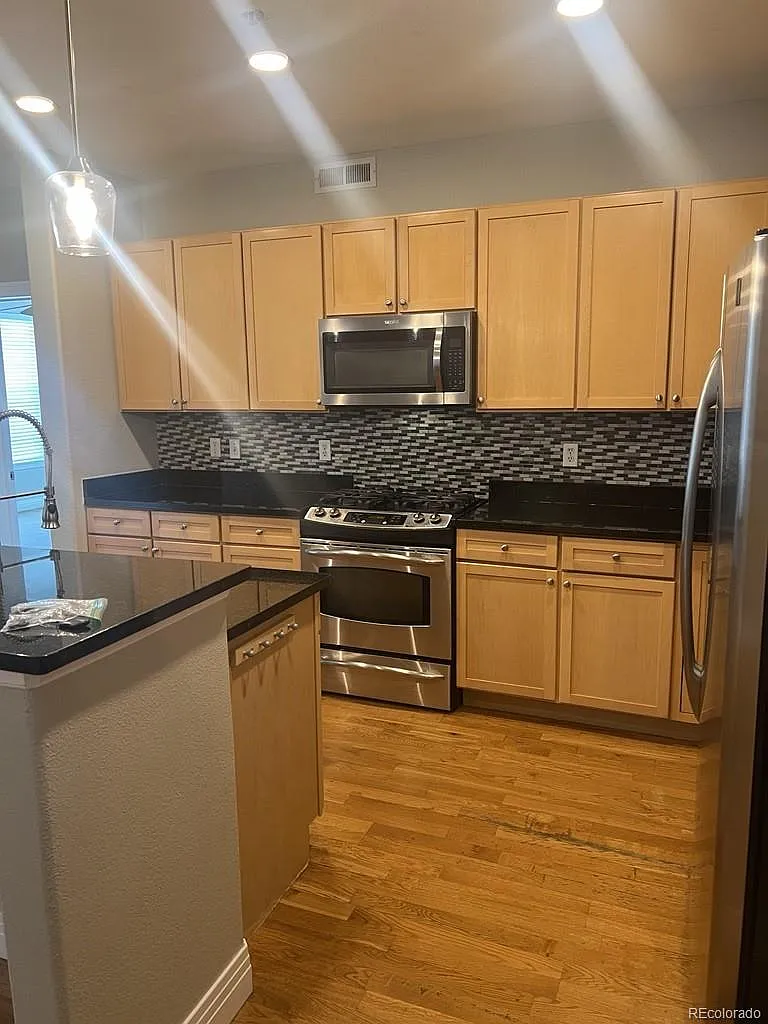 3 bed, 2.0 bath, 1376 sqft, $2,495 — Photo 1