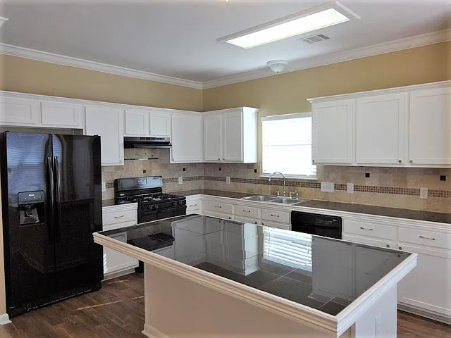 4 bed, 2.5 bath, 2164 sqft, $2,300 — Photo 2