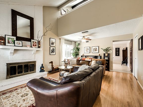 3rd image of 2404 Oakridge Ct