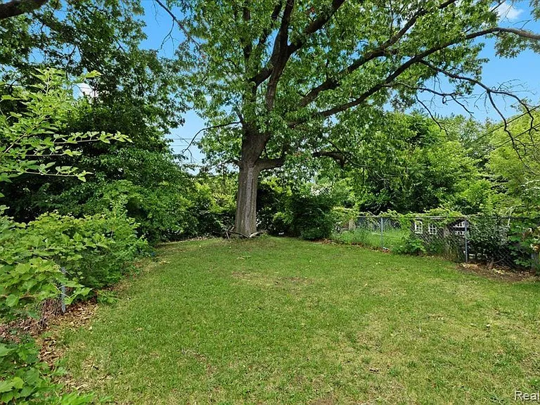 1919 Ackley Ave — Photo 17