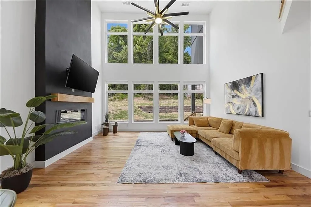 5 bed, 3.0 bath, 5185 sqft, $6,800 — Photo 1