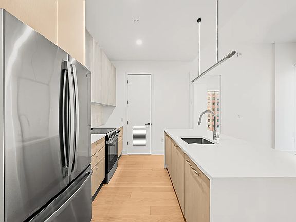 4th image of 250 W 49th St #12801