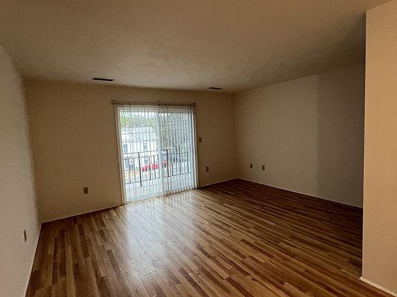 3rd image of 853 E Washington Ave APT B10