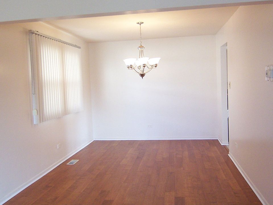 Dining room w/ west exposure
