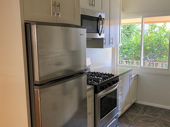 5th image of 928 10th St APT 8