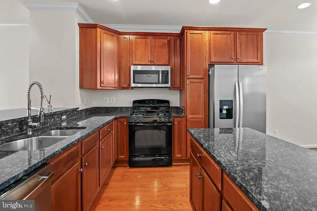 3 bed, 4.0 bath, 2036 sqft, $2,775 — Photo 3