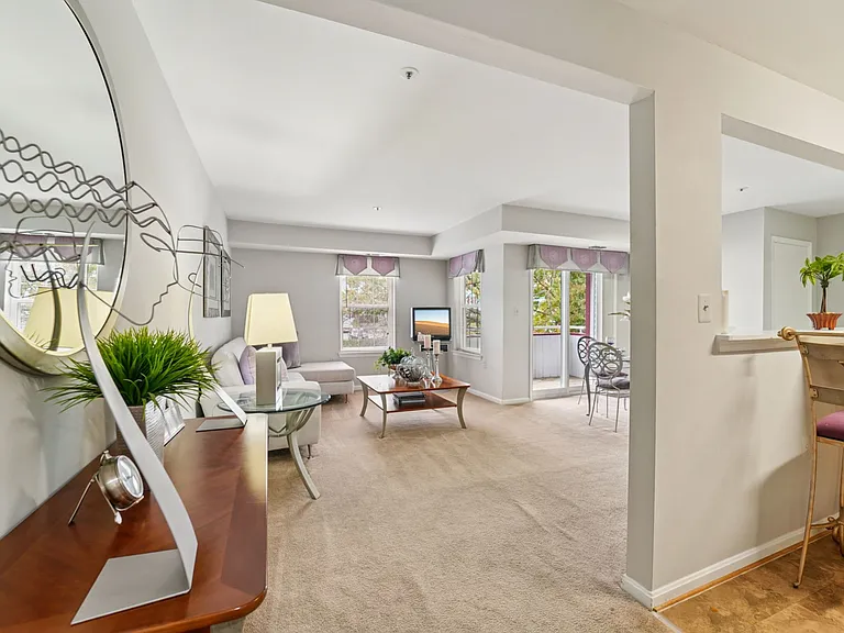 2 Bedrooms, 2 Full Bathrooms, 1147 Square Feet - Living/Dining Area, Eat-in Kitchen