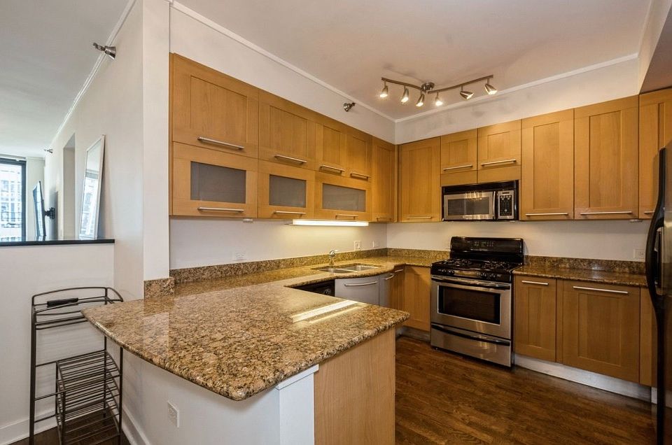 Kitchen with eat-in island