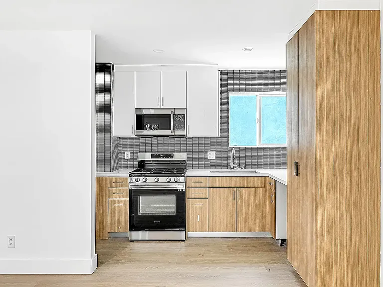 1747 N Kingsley Dr #10 — Photo 8