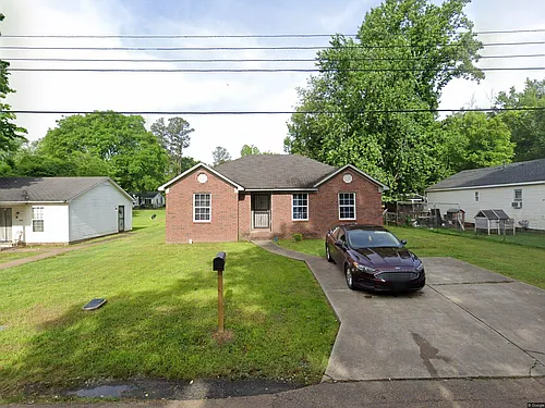 1105 Douglas St Photo 1