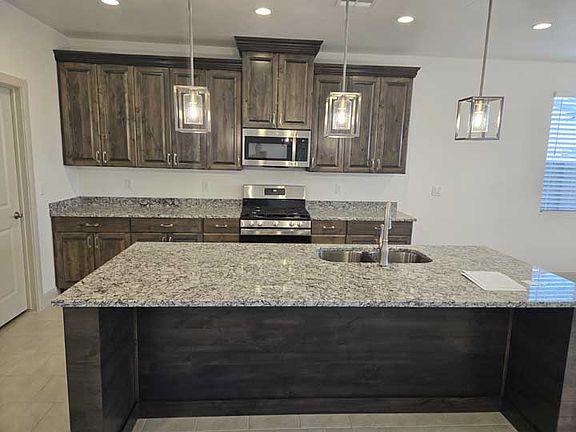 Kitchen w/large island