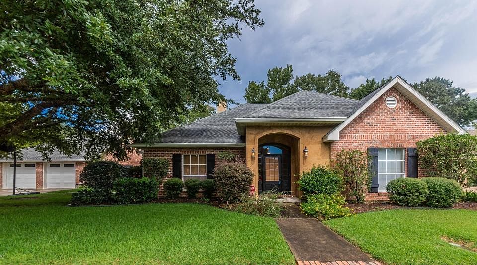 1st image of 301 Goodwood Cir