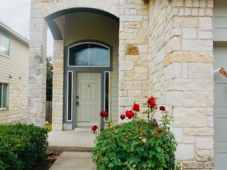 2305 Nestlewood Dr — Photo 2