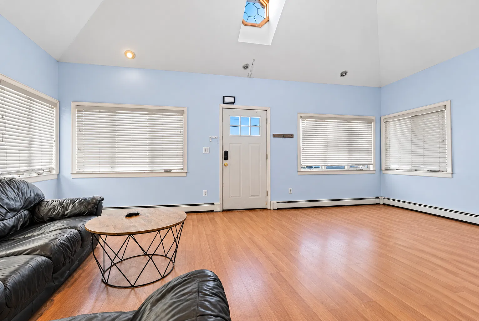 2 bed, 880 sqft, $3,750 — Photo 4