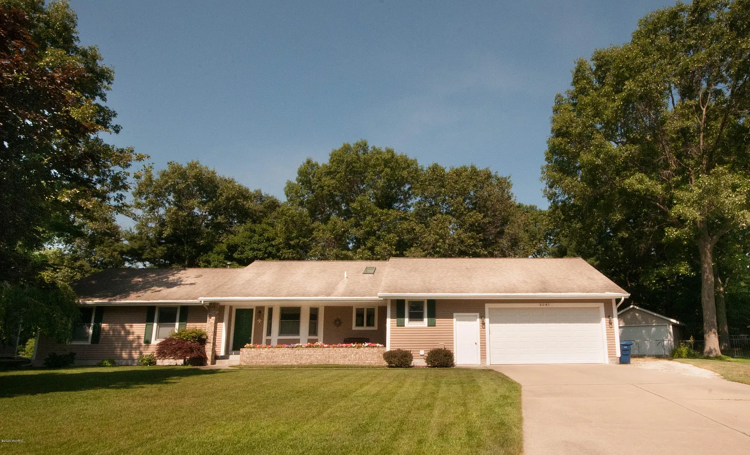 5061 Summerfield Dr photo 1