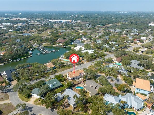 2304 Harbor Dr, Rockport, TX 78382