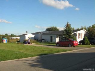 609 Birchwood Dr, Lockport, NY 14094