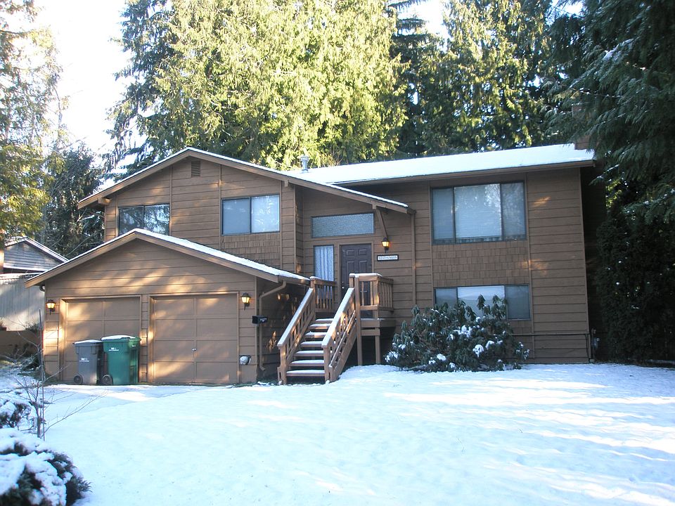 Split level with a large front yard and sidewalks
