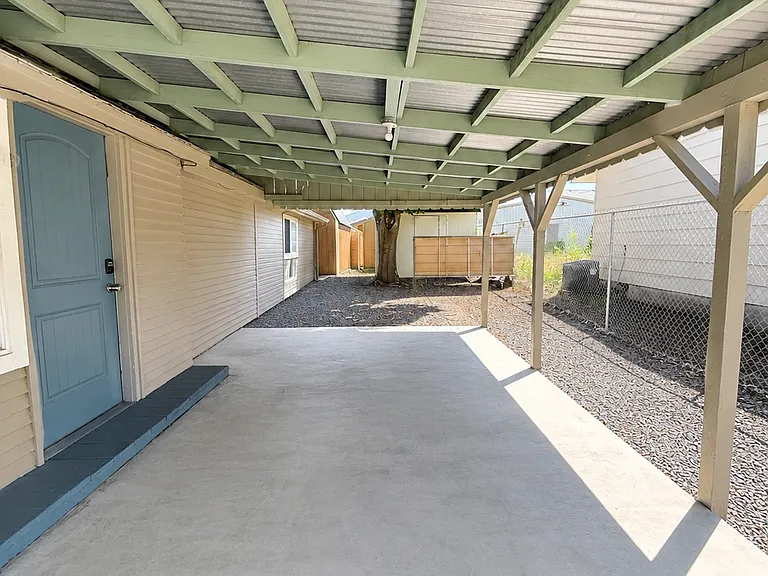 1139 Powell Ave — Photo 3