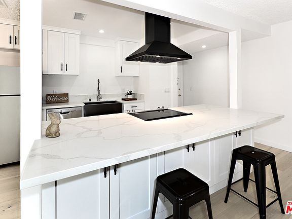 3rd image of 526 E Queen St Unit 6
