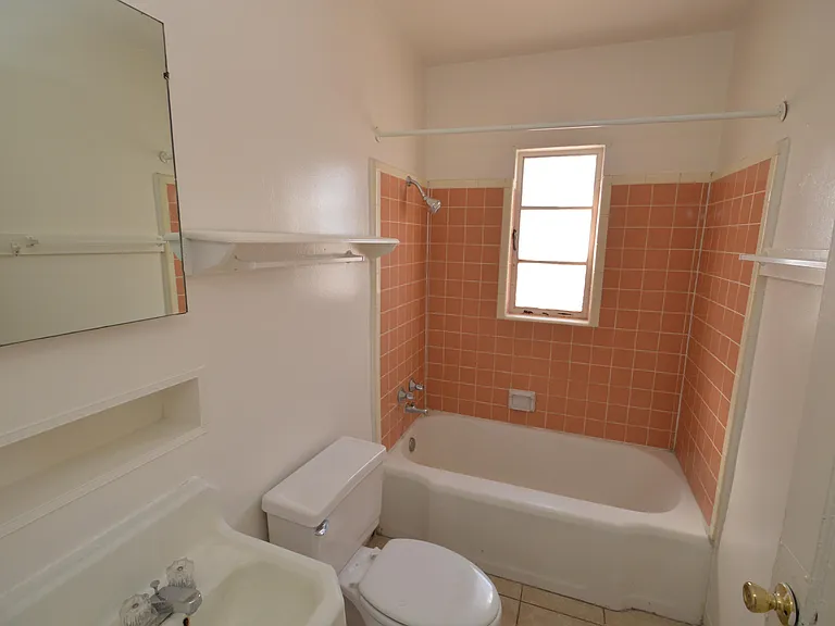 2425 N Los Altos Ave — Photo 8