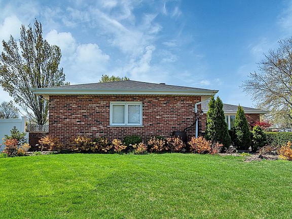3rd image of 8129 Saint James Dr