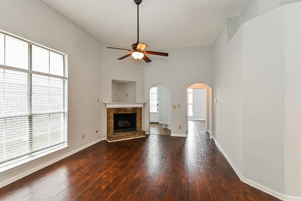 4 bed, 2.0 bath, 1699 sqft, $1,960 — Photo 4