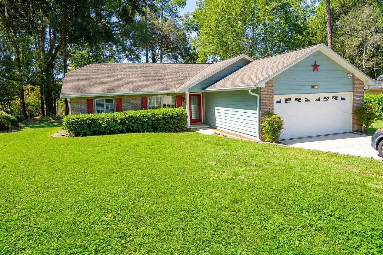 3 bed, 1449 sqft, $2,200 — Photo 1