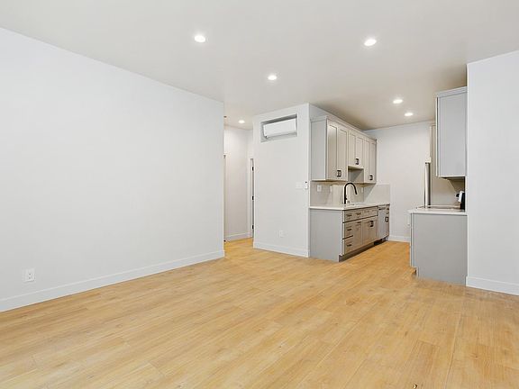 5th image of 7229 Willoughby Ave APT 17