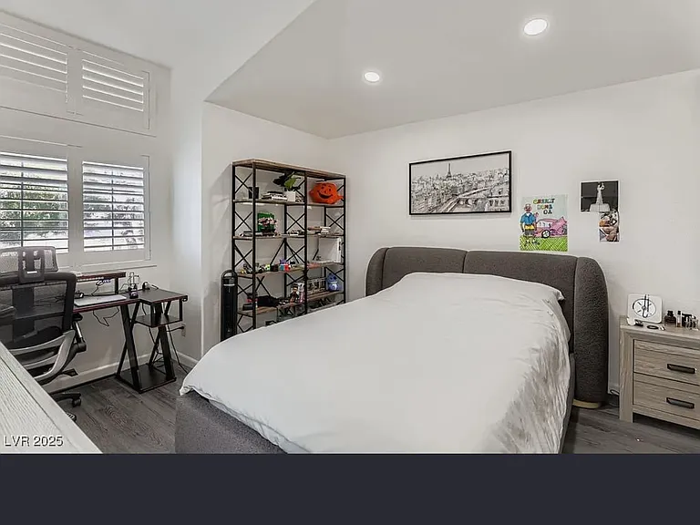 2743 Woodbine Ave — Photo 11