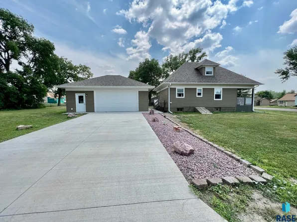 608 N 4th St, Beresford, SD 57004
