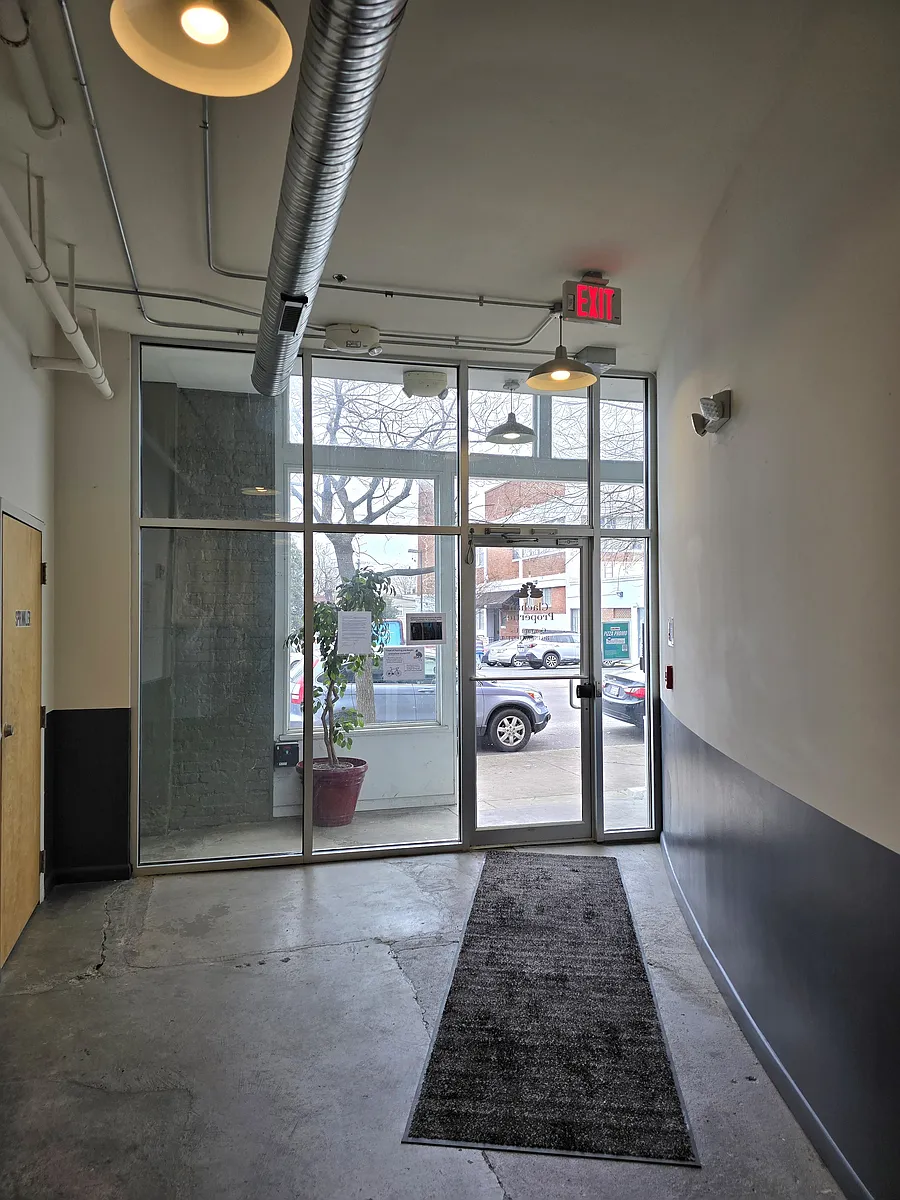 Building Photo - 917 W Marshall St #202
