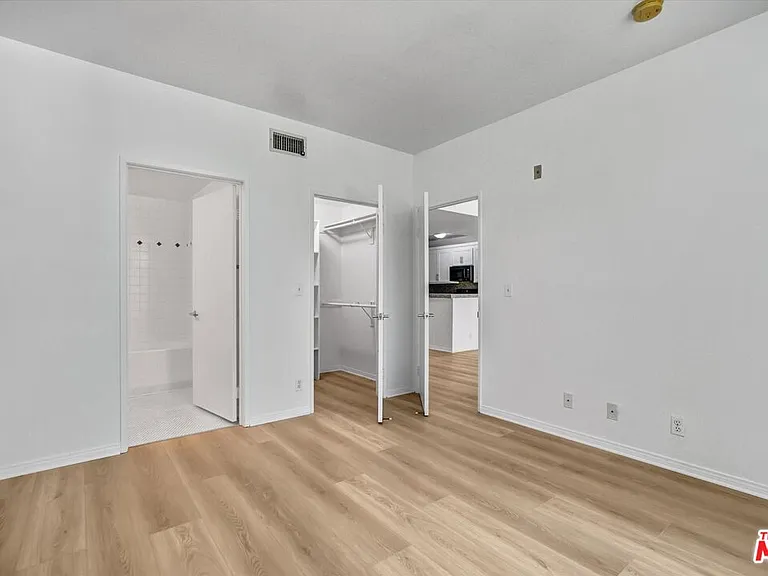 2222 N Beachwood Dr #302 — Photo 25