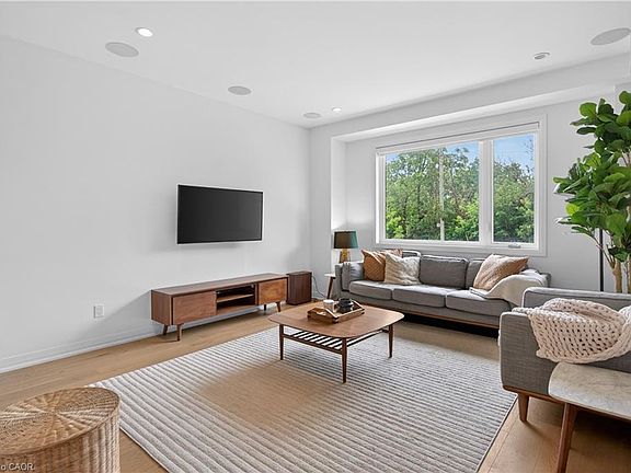 5th image of 206 Canada St
