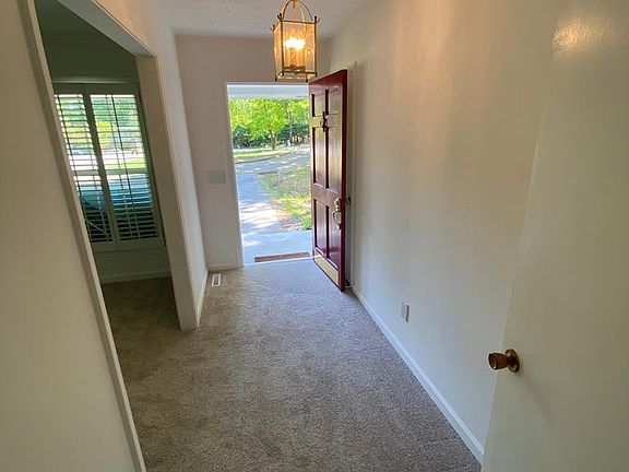 4th image of 240 Edgewood Dr