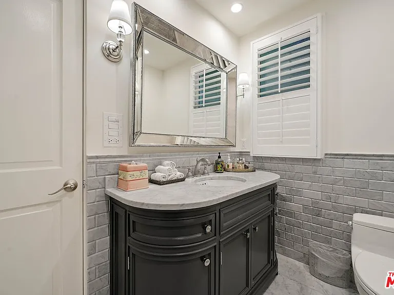 717 N Rodeo Dr — Photo 23