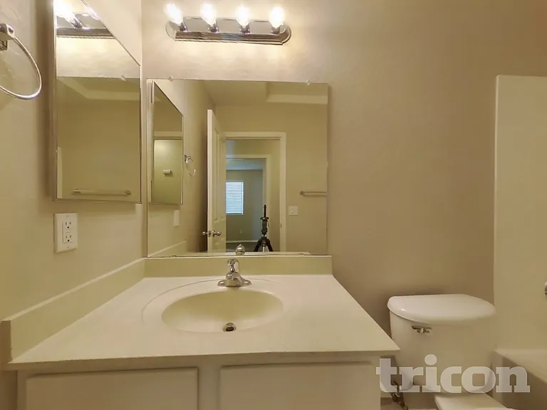 13961 W Maui Ln — Photo 16