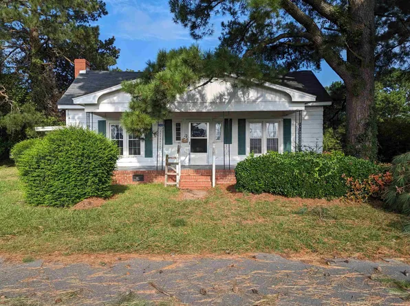 946 S Center St, Mount Olive, NC 28365