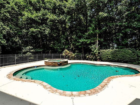 4th image of 860 Carlton Rdg NE