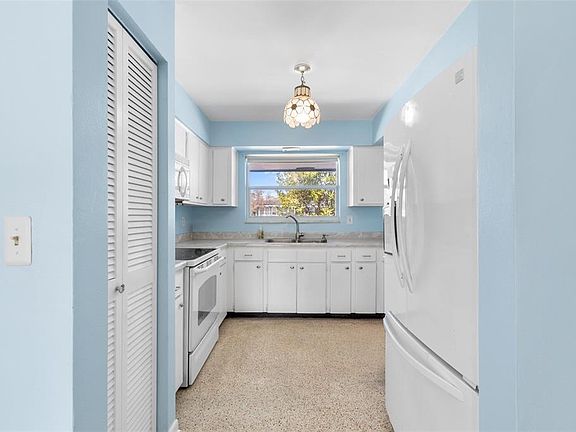 4th image of 6808 Treehaven Dr