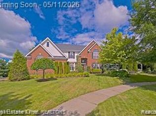 5370 Plantation Dr, Commerce Township, MI 48382