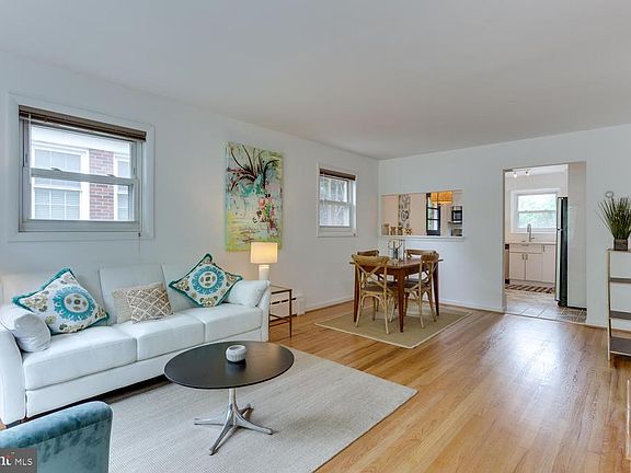 Living Room - Gorgeous Hardwood through-out