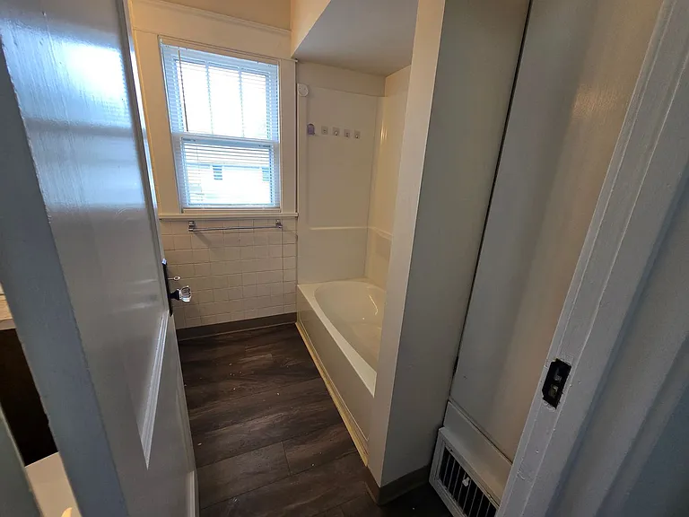 1109 Dousman St — Photo 17
