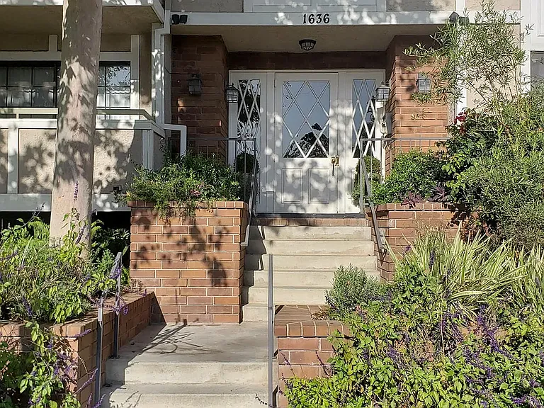 1636 S Barrington Ave #305 — Photo 2